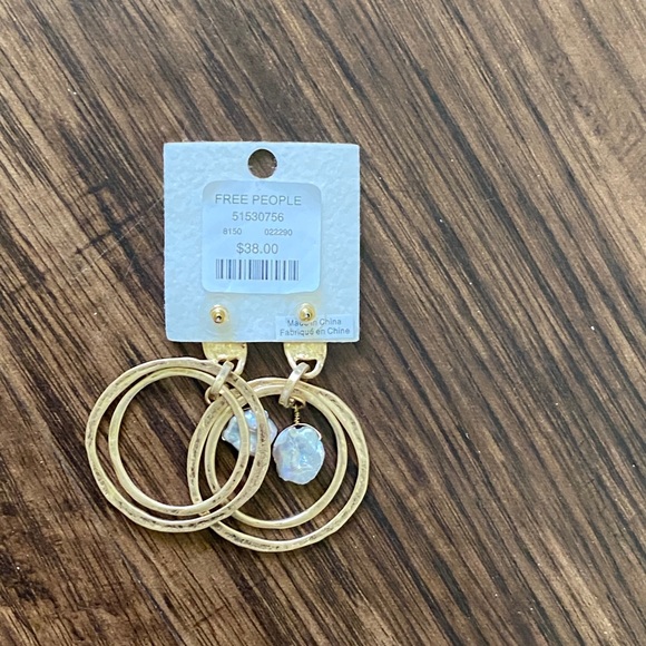 Free people freshwater hoop earring - Picture 13 of 14